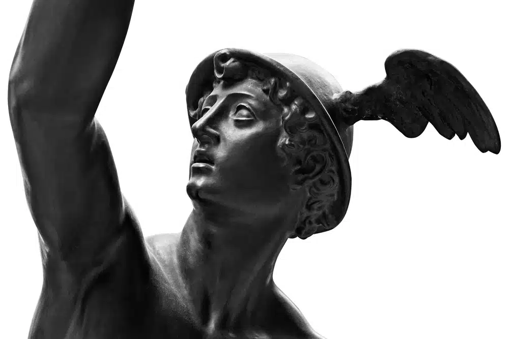 Charakteristisch für den jugendlichen Gott ist neben Flügelschuhen und seinem Caduceus-Stab auch sein geflügelter Hut.
