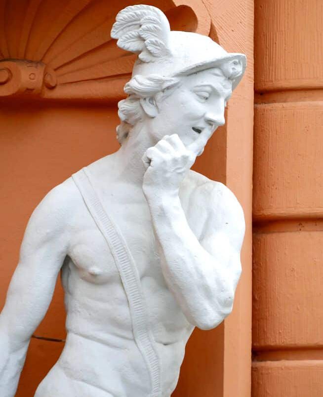 Hermes wird meist als sehr jugendlicher, sogar jungenhafter Gott dargestellt.