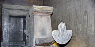 Ägyptische Orakel stellten einen wichtigen Kanal zwischen Menschen und Gottheiten dar, die in aller Regel nicht gedeutet werden brauchten, sondern eindeutige Antworten lieferten.