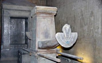 Ägyptische Orakel als Wahrsagung und Urteil Ägyptische Orakel stellten einen wichtigen Kanal zwischen Menschen und Gottheiten dar, die in aller Regel nicht gedeutet werden brauchten, sondern eindeutige Antworten lieferten.