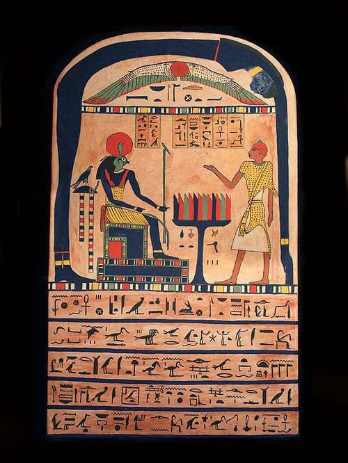 Auf der Stele sind die Hieroglyphen und auch ihre Anordnung im Bild gut zu erkennen. Die Götterfamilie: Nuit, Hadit und Ra-Hoor-Khuit