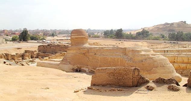 Der Sphinx (nur im Griechischen: die Sphinx) von hinten. Vielleicht kann man an den kleinen Menschen am Boden direkt unterhalb des Kopfes erkennen, wie riesig diese Figur ist. 