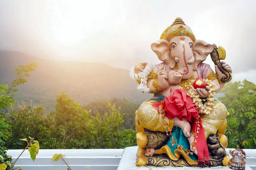 Statue des indischen Gottes Ganesha im heutigen Indien. Der kindliche Gott mti dem Kopf eines Elefanten gilt als der Sohn von Shiva und Parvati.
