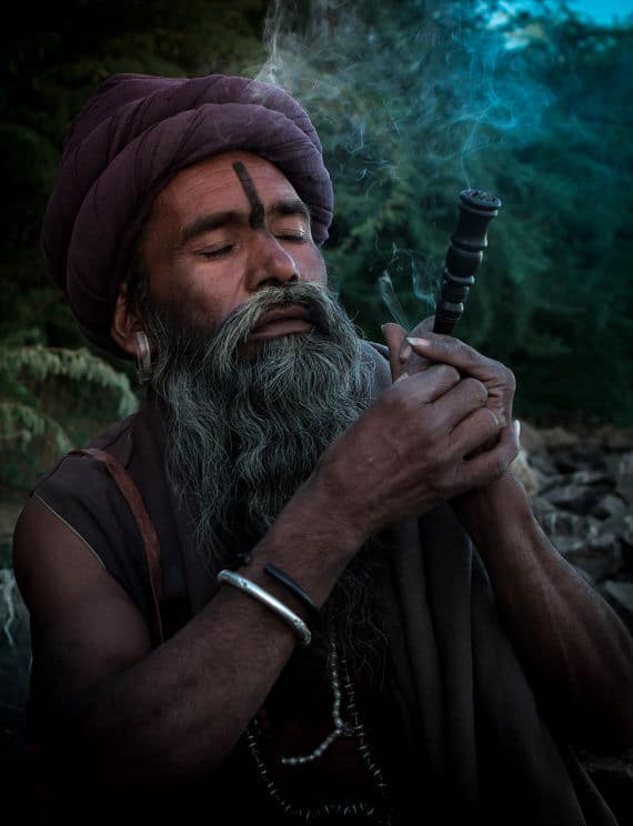 Indischer Saddhu - seine Pfeife rauchend