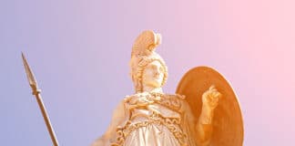 Weiß und gold - Imposant steht sie schon da - die Göttin der Weisheit der antiken Griechen.