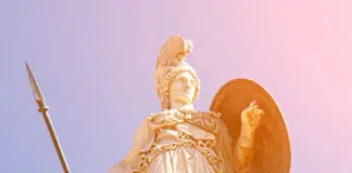 Weiß und gold - Imposant steht sie schon da - die Göttin der Weisheit der antiken Griechen.