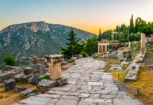 Das Götter Spiel Orakel kannten auch schon die alten Griechen: Orakel von Delphi in der Mitte des Landes.