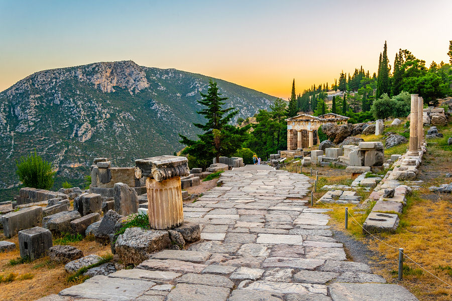 Das Götter Spiel Orakel kannten auch schon die alten Griechen: Orakel von Delphi in der Mitte des Landes. 