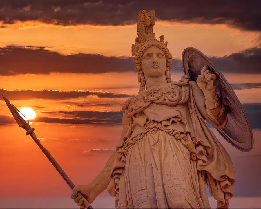 Athene ist als Schutzgöttin der Polis Athen eine durchaus kriegerische Göttin.