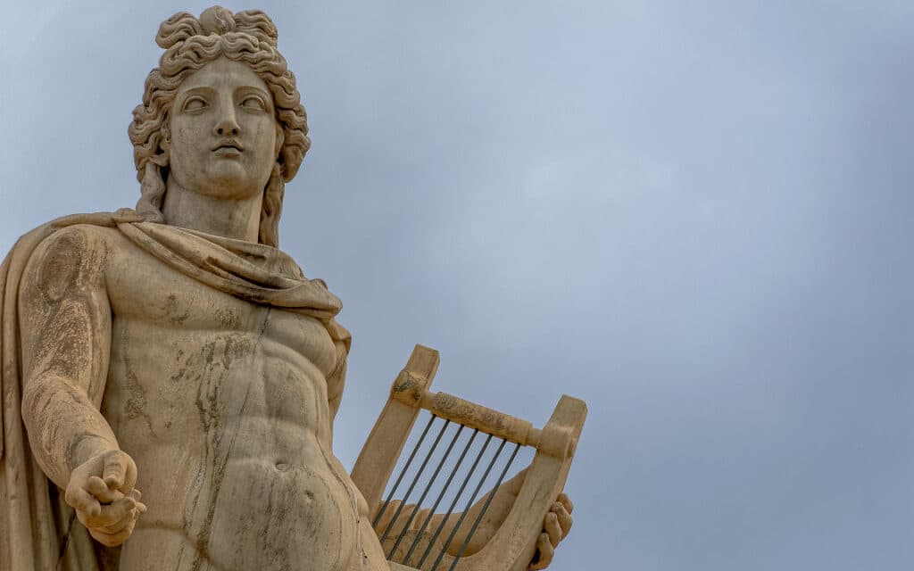 Der jugendliche Gott Apollon - Herr der Künste unter anderem mit seiner Lyra, die zu seinen Herrschaftszeichen gehört. 