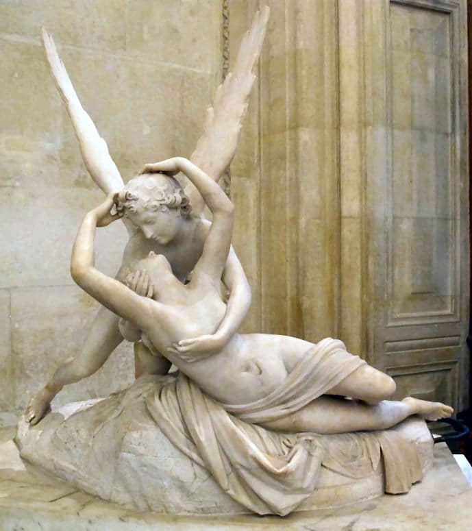 Die griechische Göttin Psyche in den Armen ihres Geliebten und göttlichen Ehegatten Eros / Amor. Eine Skulptur von Antonio Canova