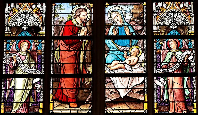 Kirchenfenster mit Maria, Josef und Jesus