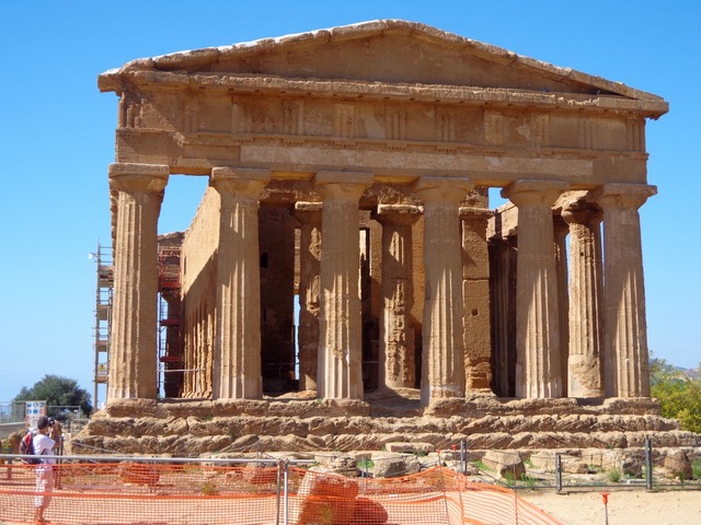 Wie die alten Griechen lebten, können wir heute u.a. an den Überresten ihren Bauwerken erforschen - hier der Concordiatempel in Sizilien im Tal der Tempel. 