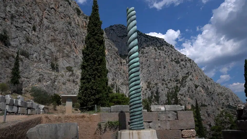 Die Schlangensäule in der Nähe des heiligen Ortes - ein Hinweis darauf, dass den Griechen die göttliche Kraft der von Apollon getöteten Python gegenwärtig war. 