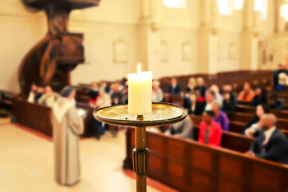 Gottesdienst in einer katholischen Kirche. Das kostet natürlich Geld. Der Staat erhebt jedenfalls in Deutschland noch immer einen Kirchensteuer von allen Gläubigen. 