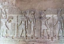 Hathor – Ägyptische Göttin der Liebe und der Schönheit Die Göttin Hathor in der Mitte - hinter Anubis