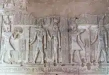 Die Göttin Hathor in der Mitte - hinter Anubis