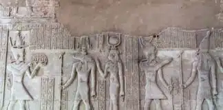 Die Göttin Hathor in der Mitte - hinter Anubis