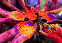 Beim Holy Fest bewirft man sich gegenseitig mit farbigem Pulver.