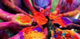 Beim Holy Fest bewirft man sich gegenseitig mit farbigem Pulver.