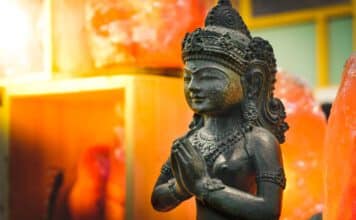 Lakshmi, Sarasvati und Parvati Lakshmi ist die Shakti von Vishnu und gilt als Göttin des Glücks und der Schönheit.