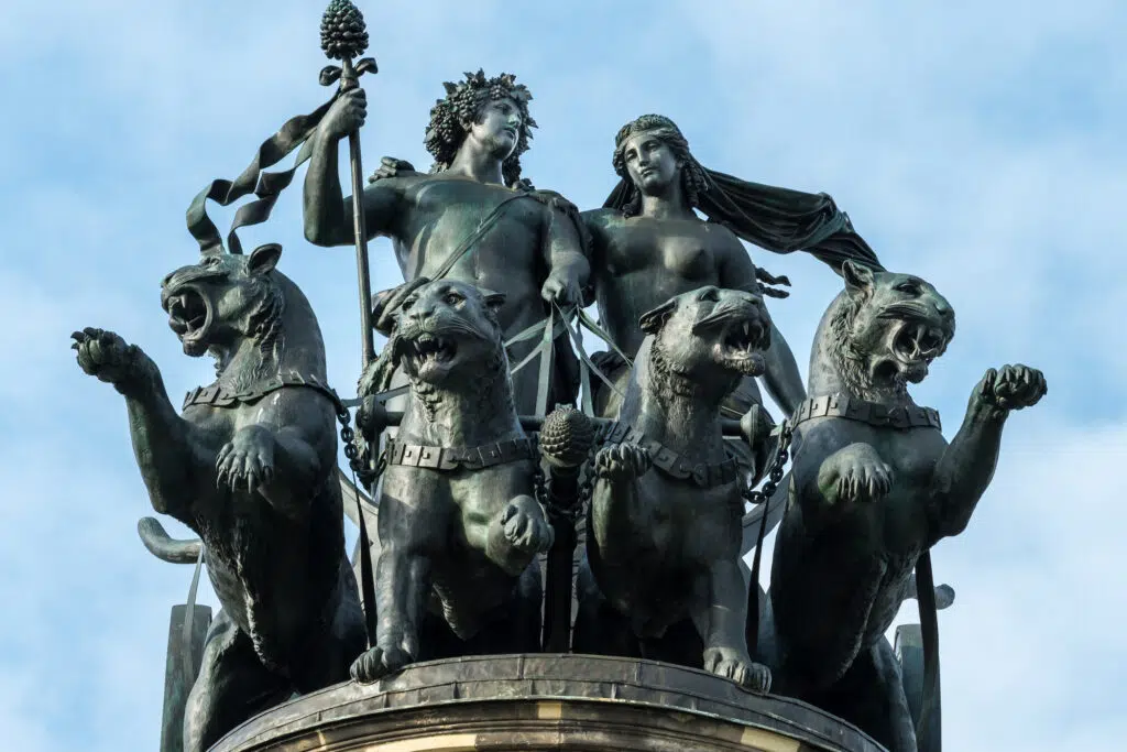 Die Quadriga Statue in Dresden zeigt Dionysos mit seiner Frau Ariadne.