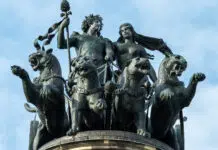 Dionysos fährt mit Ariadne, seiner Auserwählten, auf den Olymp, wo sie in den Kreis der Götter aufgenommen wird. Quadriga auf der Semperoper in Dresden