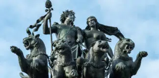Dionysos fährt mit Ariadne, seiner Auserwählten, auf den Olymp, wo sie in den Kreis der Götter aufgenommen wird. Quadriga auf der Semperoper in Dresden