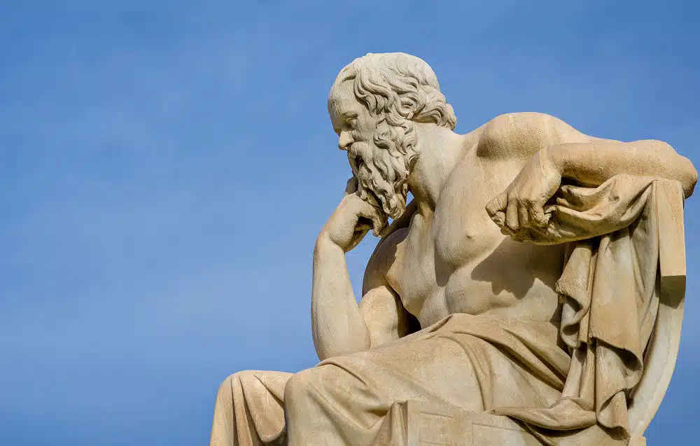 Sokrates denkt über den Sinn des Lebens nach und läutet Ende des Mythos der griechischen Göttern ein. 