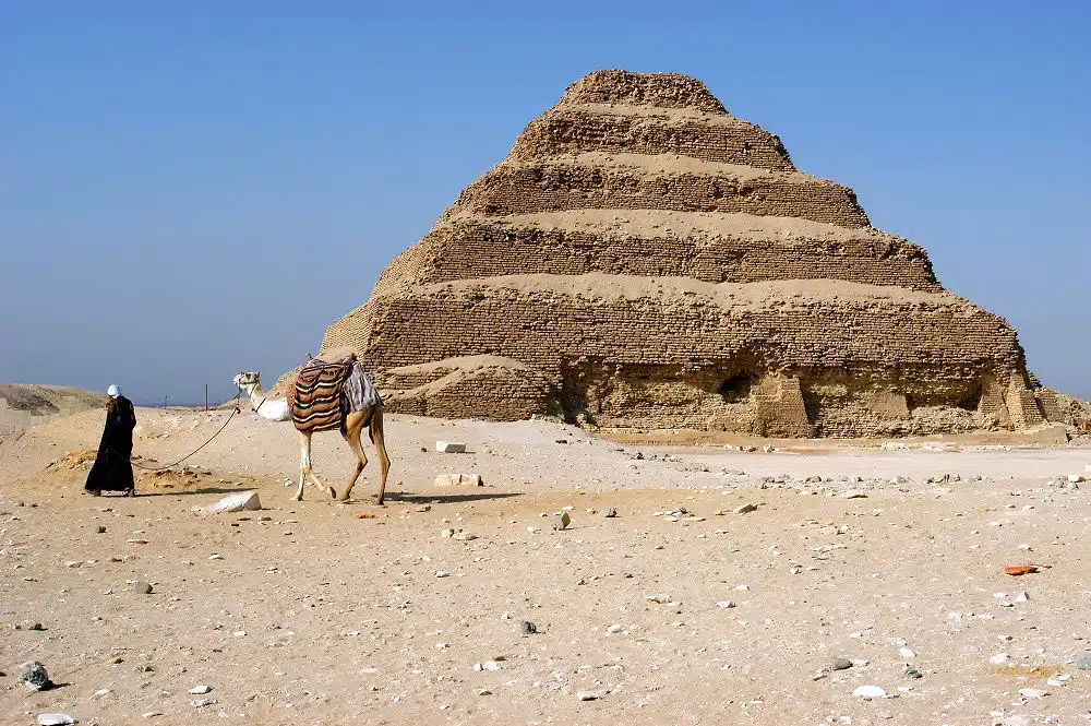 Ein gutes Beispiel für eine Stufenpyramide, wo die Außenwände nicht geglättet wurden, ist die Djoser-Pyramide.