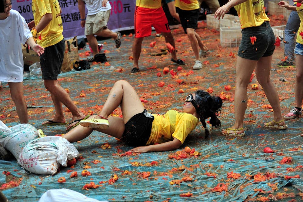 Die Bewohner von Buñol feiern die "Tomatina" :Die ganze Stadt bewirft sich mit überreifen Tomaten.