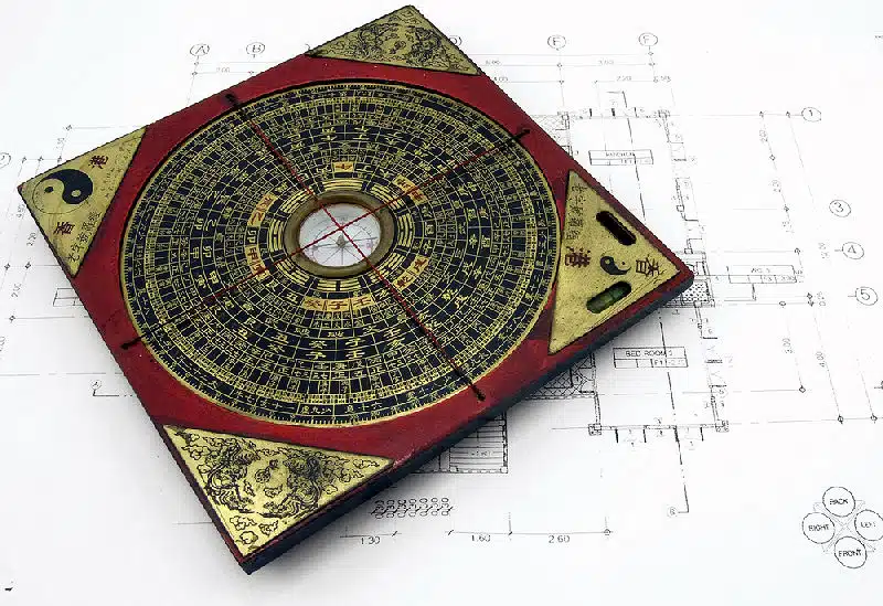 Die Anordnung aller Gegenstände im Raum ist ebenfalls von großer Bedeutung im Feng Shui. Für das Einrichten von Räumen gibt es traditionell sogar einen Kompass.