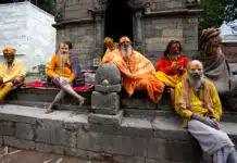 Gruppe von Shadhus, heiligen Männern in Indien.