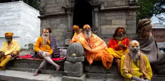 Gruppe von Shadhus, heiligen Männern in Indien.