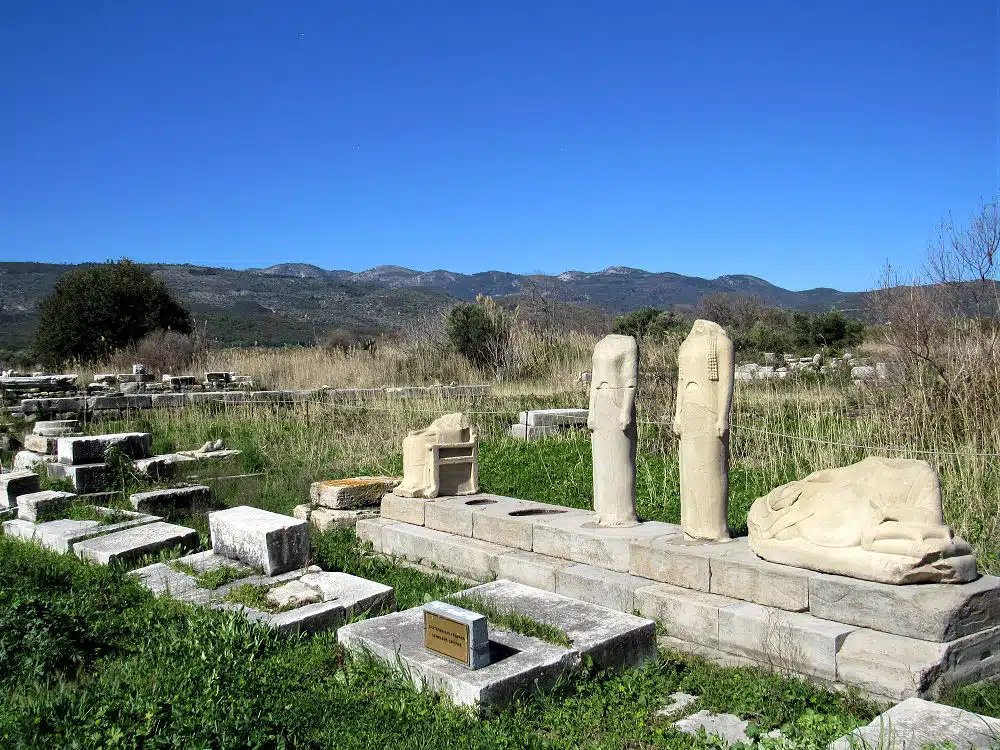 Der älteste griechische Tempel, von dem wir heute wissen, ist der Tempel der Göttin Hera auf der Insel Samos, das sogenannte Heraion.