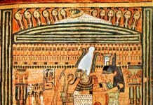 Osiris und Isis – das göttliche Paar Osiris auf seinem Thron. Hinter ihm stehen seine Schwestern Isis und Nephtys.