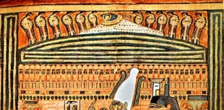 Osiris auf seinem Thron. Hinter ihm stehen seine Schwestern Isis und Nephtys.