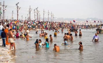 Amrita: Das größte Fest der Welt, Maha Kumbh Mela, feiert den Nektar der Unsterblichkeit Pilger baden im Sangam beim Kumbh Mela Fest in Prayagraj (früher Allahabad)