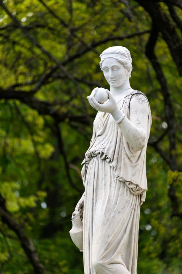 Hera mit dem Apfel der Zweitracht in ihrer Hand