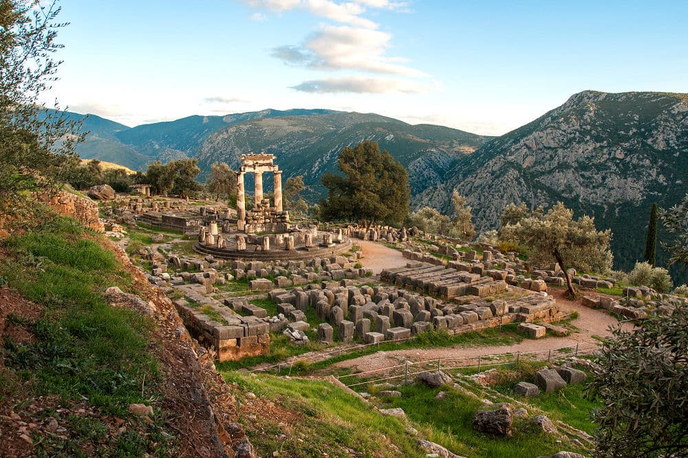 Apollon stand auch dem berühmtesten Orakel der griechischen Welt - Delphi - vor. 