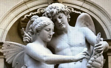 Die griechische Göttin Psyche mit Flügeln - zusammen mit ihrem Geliebten Eros / Amor.
