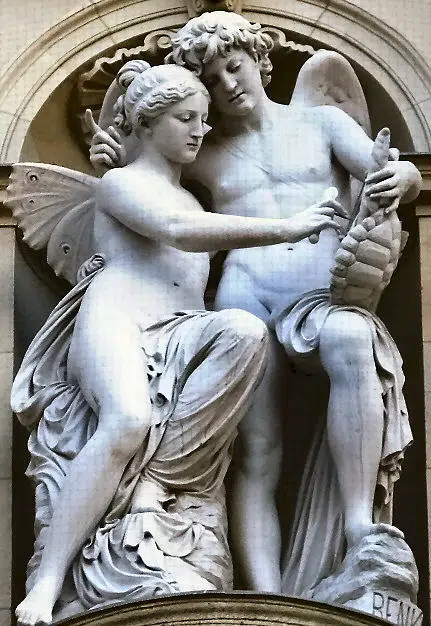 Die griechische Göttin Psyche mit Flügeln - zusammen mit ihrem Geliebten Eros / Amor. 