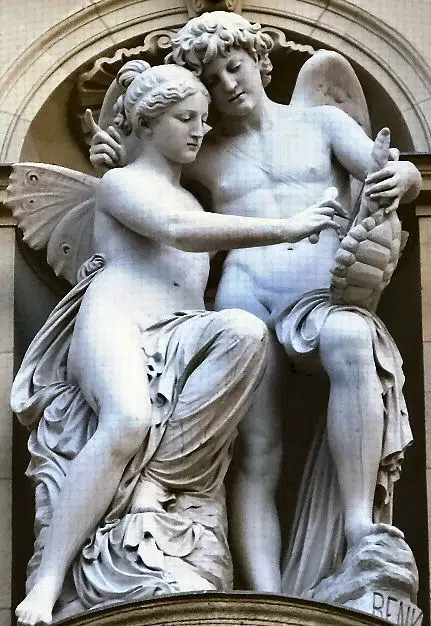 Die griechische Göttin Psyche mit Flügeln - zusammen mit ihrem Geliebten Eros / Amor.