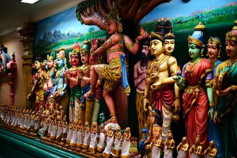 Götter im Hinduismus werden in intensiven Farben dargestellt.