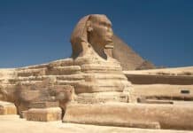 Große Sphinx von Gizeh und der Horus im Horizont Die große Sphinx von Gizeh wird oft mit dem Gott Harmachis verbunden.