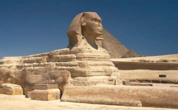 Große Sphinx von Gizeh und der Horus im Horizont Die große Sphinx von Gizeh wird oft mit dem Gott Harmachis verbunden.