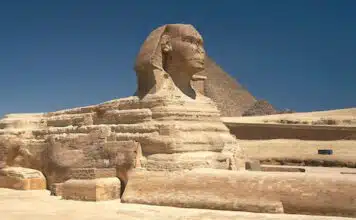 Die große Sphinx von Gizeh wird oft mit dem Gott Harmachis verbunden.