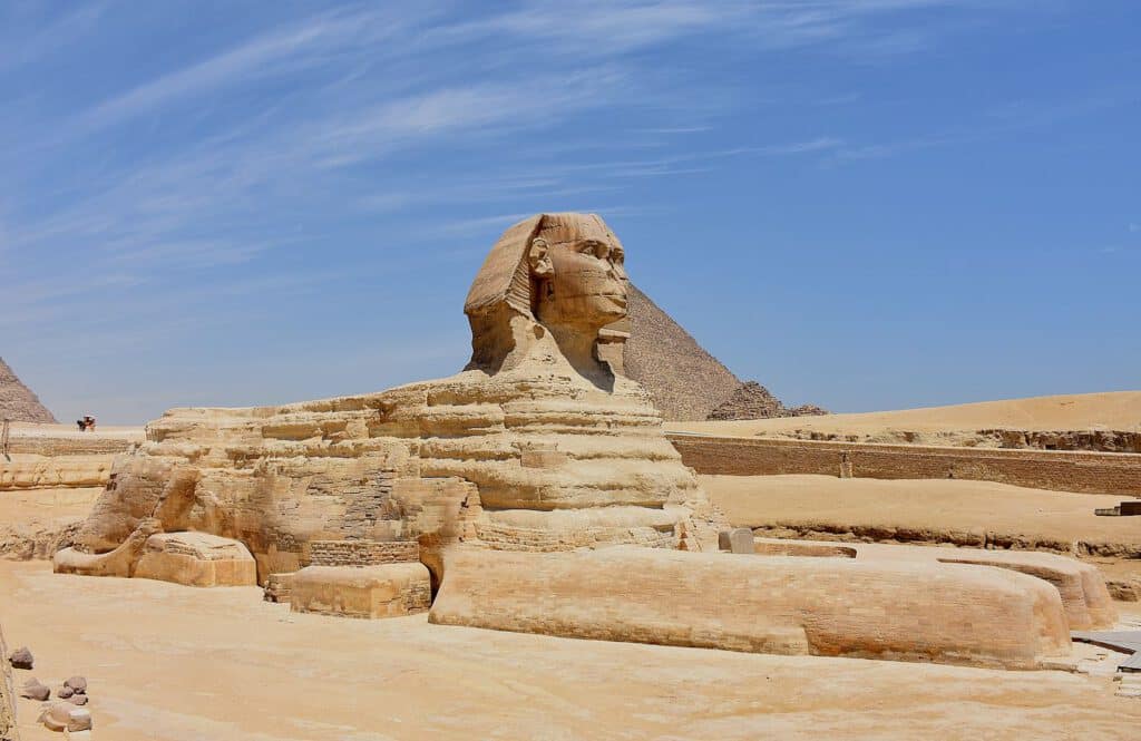 Die Sphinx war viele Jahre so weit mit Sand bedeckt, dass nur der Menschenkopf herausschaute. Der Löwenkörper aber war nicht zu sehen. 