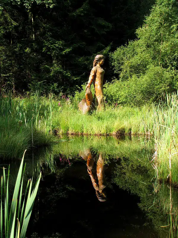 Statue der Frau Holle am Frau-Holle-Teich auf dem Hohen Meißner in Ost-Hessen.