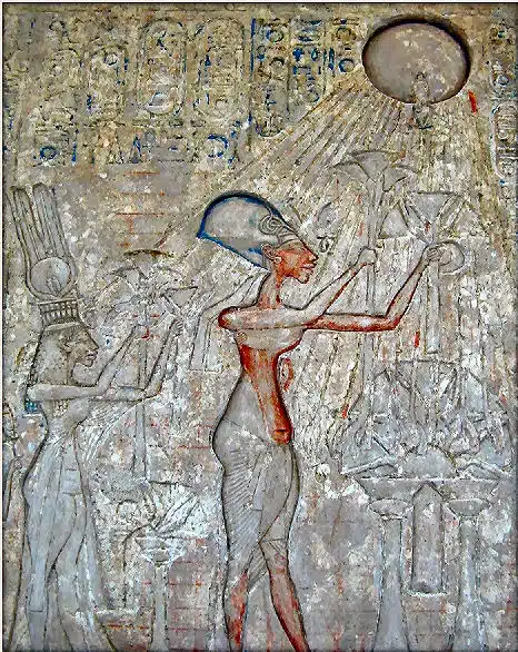 Echnaton und Nofretete empfangen die Strahlen des Sonnengott Aton - ein besonderer Sonnengott der alten Ägypter
